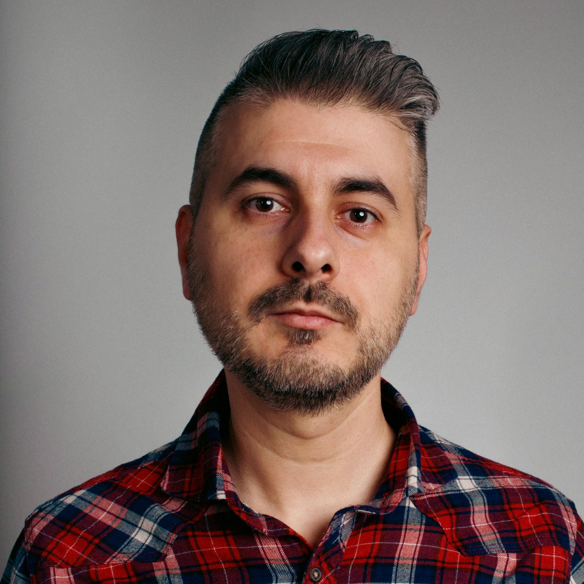 Ritratto di Giuseppe Guerra con camicia rossa
